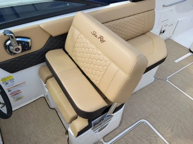 Slide: The Image of Sea Ray SDX 250 Outboard 2024 - 13