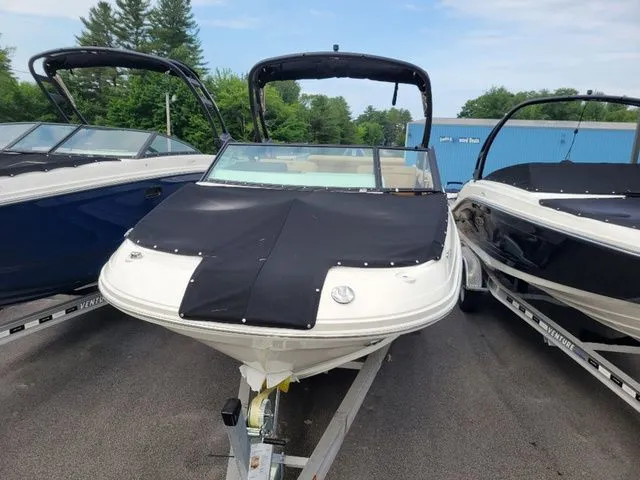 Slide: The Image of Sea Ray SDX 250 Outboard 2024 - 3