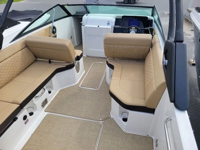 Slide: The Image of Sea Ray SDX 250 Outboard 2024 - 6