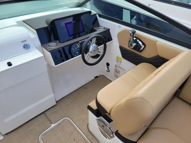 Slide: The Image of Sea Ray SDX 250 Outboard 2024 - 7