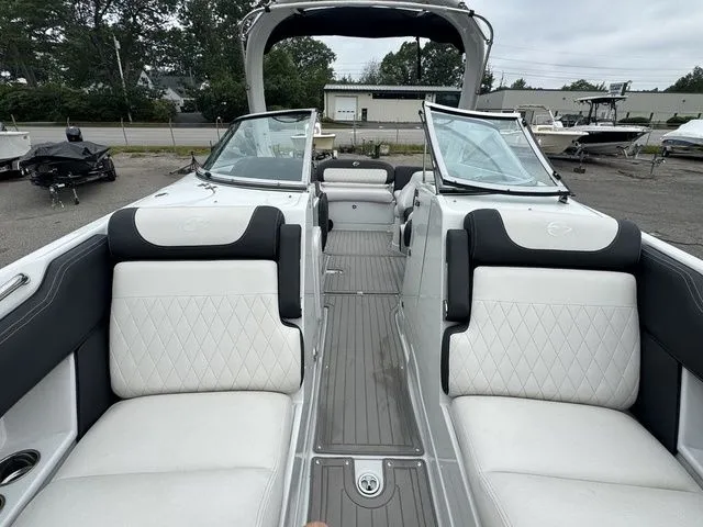 Slide: The Image of Crownline Boats E 255 2020 - 10