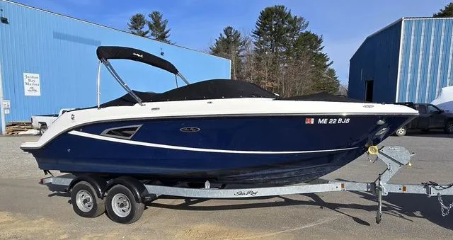 Slide: The Image of Sea Ray SLX 230 2019 - 10