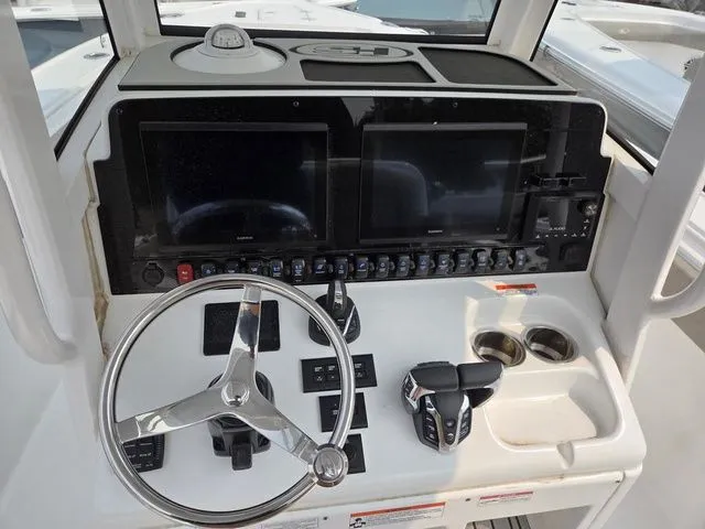 Slide: The Image of Sea Hunt Ultra 275se 2025 - 10