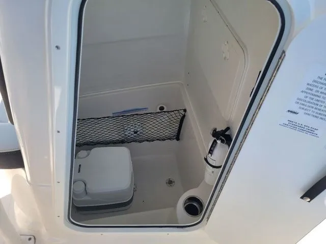 Slide: The Image of Sailfish 220 CC 2023 - 10