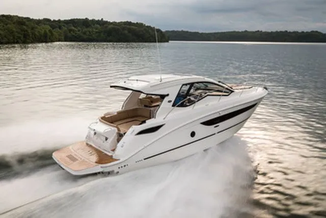 Slide: The Image of Sea Ray Sundancer 350 Coupe 2019 - 10