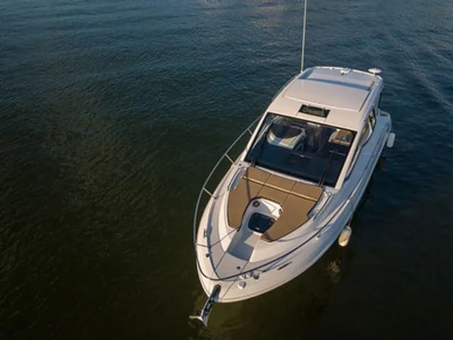 Slide: The Image of Sea Ray Sundancer 350 Coupe 2019 - 8