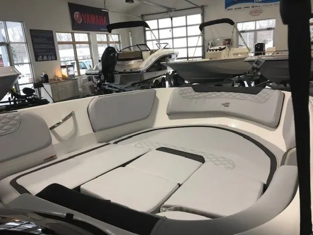 Slide: The Image of Bayliner M15 2025 - 15