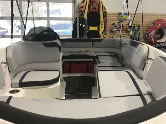 Slide: The Image of Bayliner M15 2025 - 3