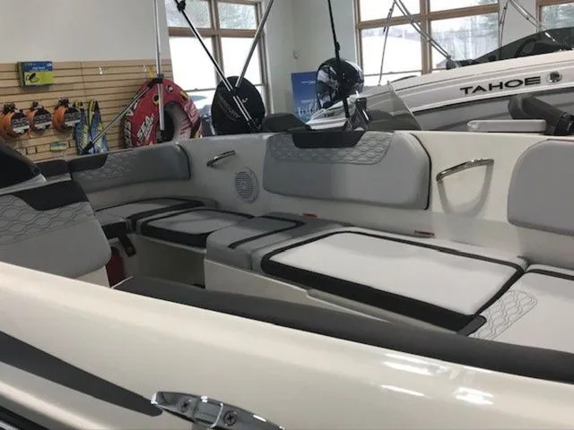 Slide: The Image of Bayliner M15 2025 - 4