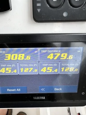 Slide: The Image of Yamaha display showing trip data: speed 308.6, distance 479.6, hours 127.9. Edgewater 262CX 2022. - 12