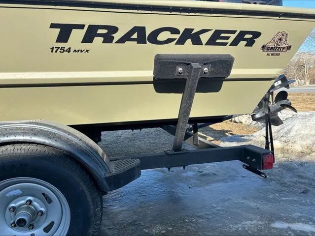 Slide: The Image of Tracker Grizzly 1754 SC 2024 - 4