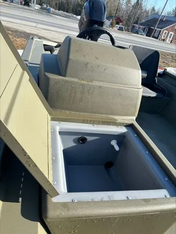 Slide: The Image of Tracker Grizzly 1754 SC 2024 - 5