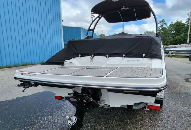 Slide: The Image of Sea Ray 230 SPX 2024 - 3