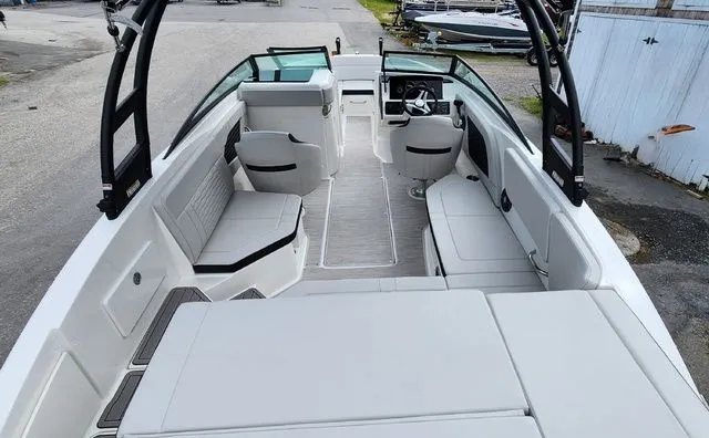 Slide: The Image of Sea Ray 230 SPX 2024 - 4