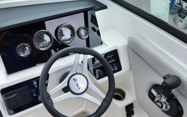 Slide: The Image of Sea Ray 230 SPX 2024 - 5