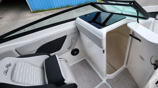 Slide: The Image of Sea Ray 230 SPX 2024 - 6