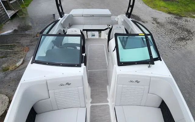 Slide: The Image of Sea Ray 230 SPX 2024 - 8