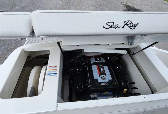 Slide: The Image of Sea Ray 230 SPX 2024 - 9