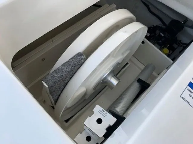 Slide: The Image of Sea Ray 230 SPX 2024 - 16