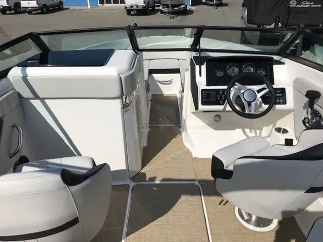 Slide: The Image of Sea Ray 230 SPX 2024 - 9