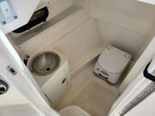 Slide: The Image of Sea Ray 270 SDX 2021 - 7