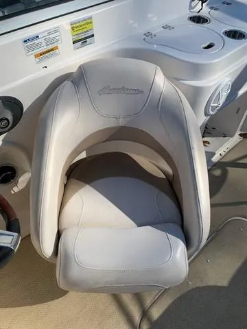Slide: The Image of 2006 Hurricane 25' DC boat seat with cup holders and control panel. - 30
