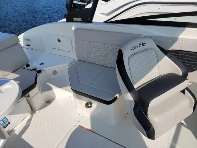 Slide: The Image of Sea Ray 230 SPX 2023 - 11