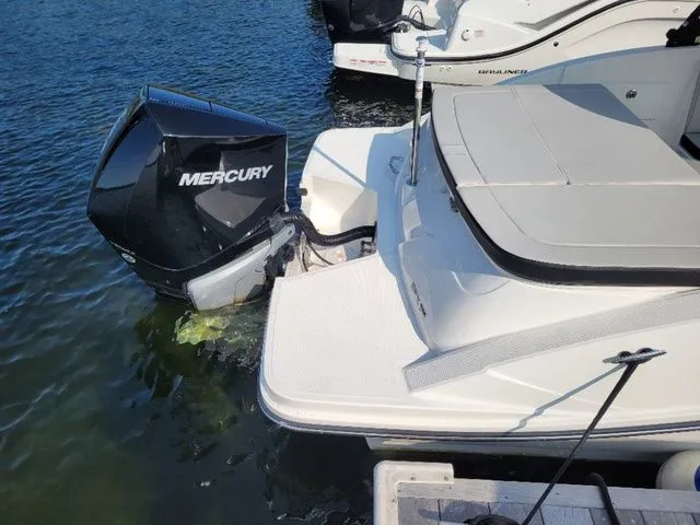 Slide: The Image of Sea Ray 230 SPX 2023 - 4