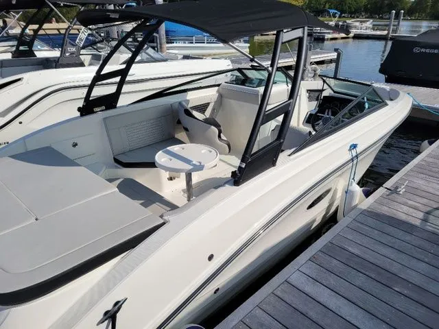 Slide: The Image of Sea Ray 230 SPX 2023 - 5