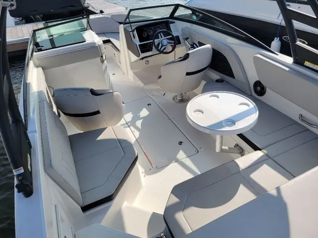 Slide: The Image of Sea Ray 230 SPX 2023 - 6