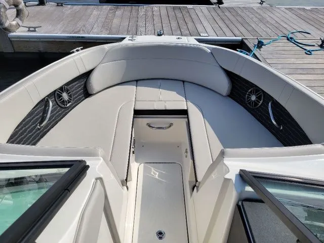 Slide: The Image of Sea Ray 230 SPX 2023 - 7