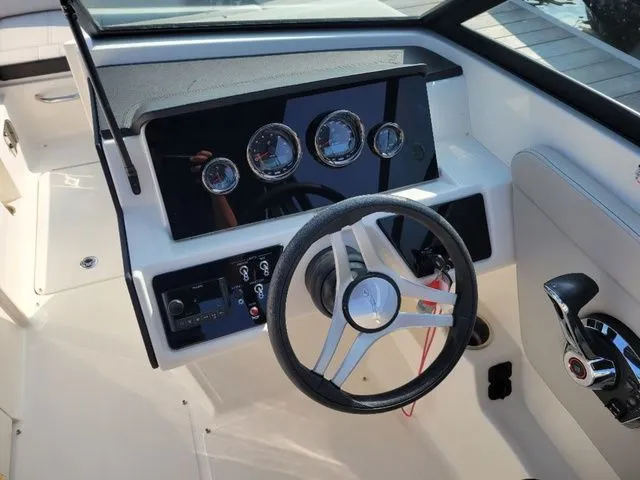 Slide: The Image of Sea Ray 230 SPX 2023 - 8
