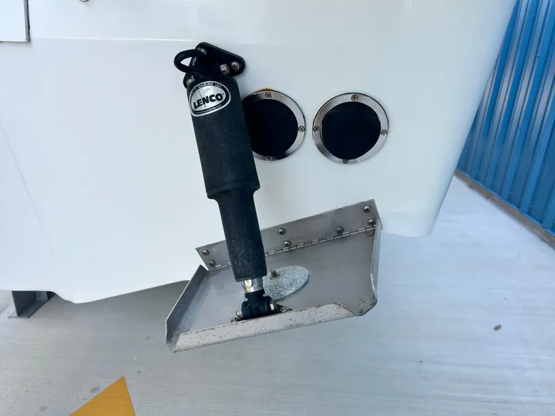 Slide: The Image of Trim tab and actuator on a 2021 Jeanneau Leader 7.5 CC boat. - 23