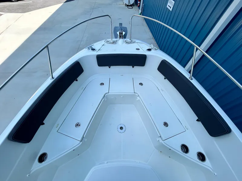 Slide: The Image of Jeanneau Leader 7.5 CC 2021 boat deck with seating and storage compartments. - 42