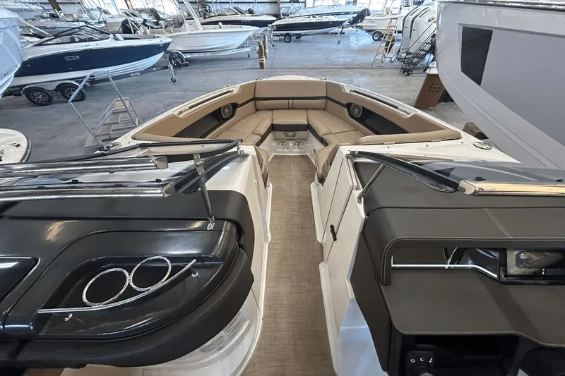 Slide: The Image of Sea Ray SLX 250 2017 - 16