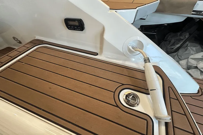 Slide: The Image of Sea Ray SLX 250 2017 - 25