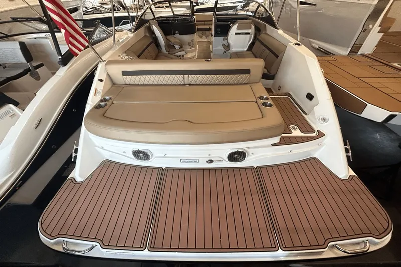 Slide: The Image of Sea Ray SLX 250 2017 - 8
