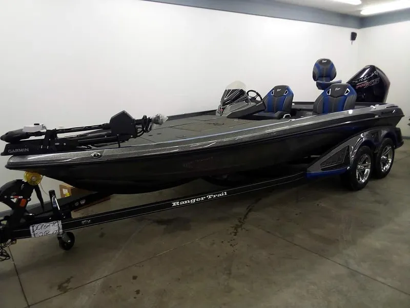 Slide: The Image of 2025 Ranger Z521R Garmin Ranger Cup Equipped boat in a showroom. - 37