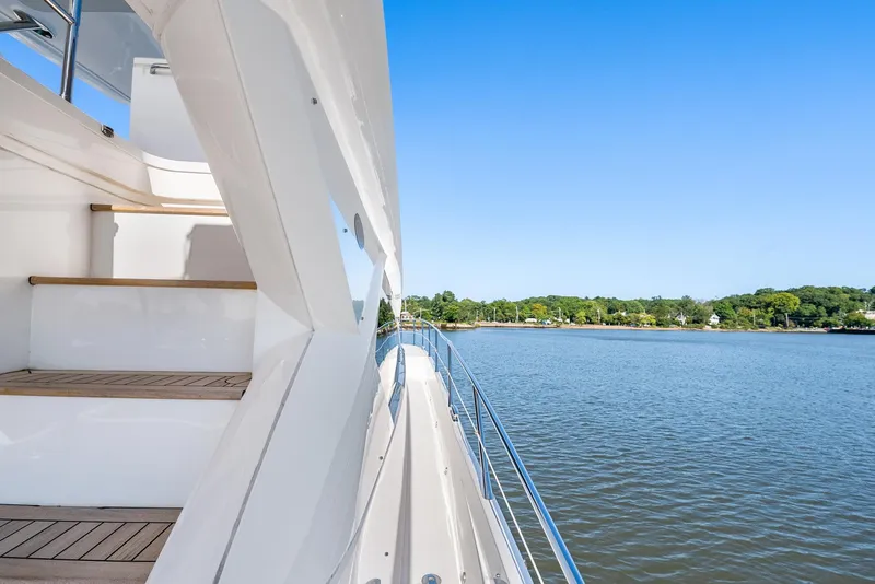 Slide: The Image of Sunseeker Manhattan 65 2016 - 113