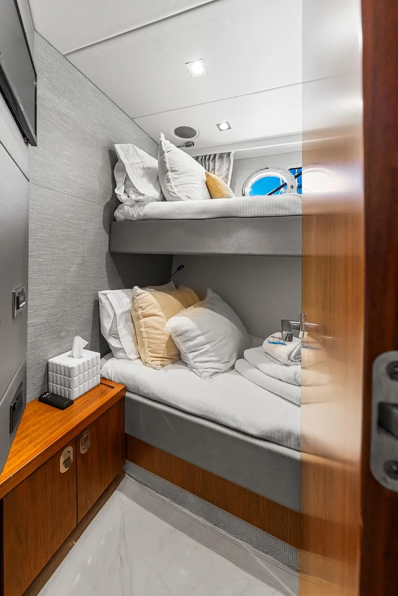 Slide: The Image of Sunseeker Manhattan 65 2016 - 75