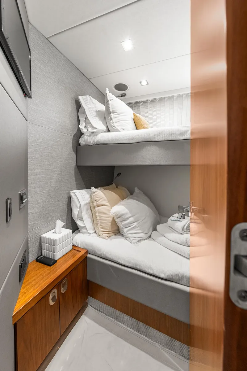 Slide: The Image of Sunseeker Manhattan 65 2016 - 76