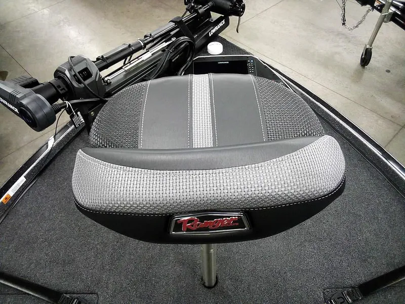 Slide: The Image of 2025 Ranger Z520R boat seat with sleek design and premium upholstery. - 21
