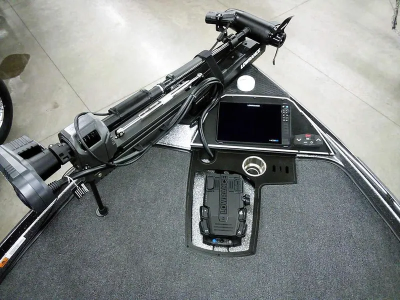 Slide: The Image of 2025 Ranger Z520R boat deck with advanced navigation and fishing equipment. - 22