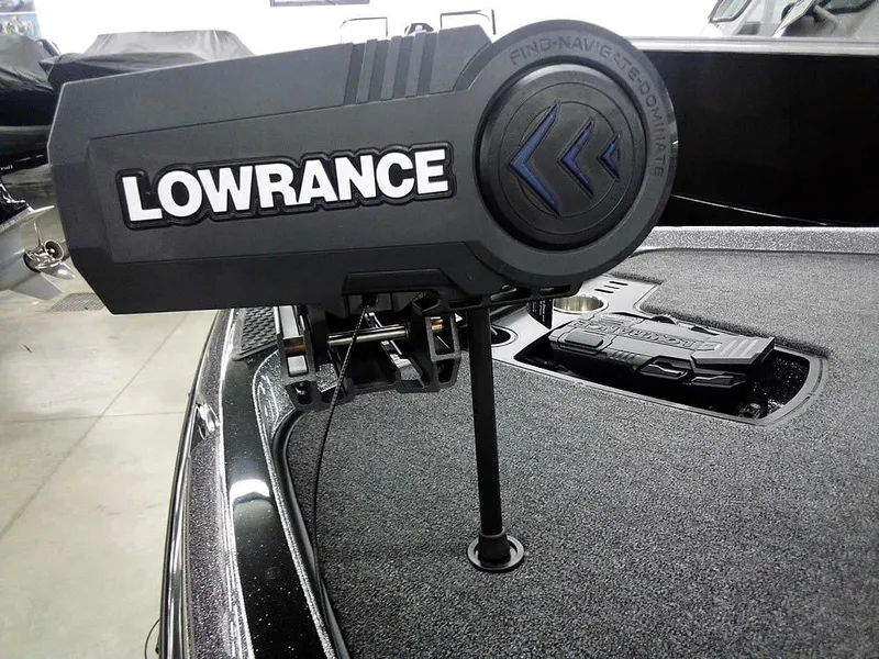 Slide: The Image of 2025 Ranger Z520R boat with Lowrance navigation system on deck. - 7