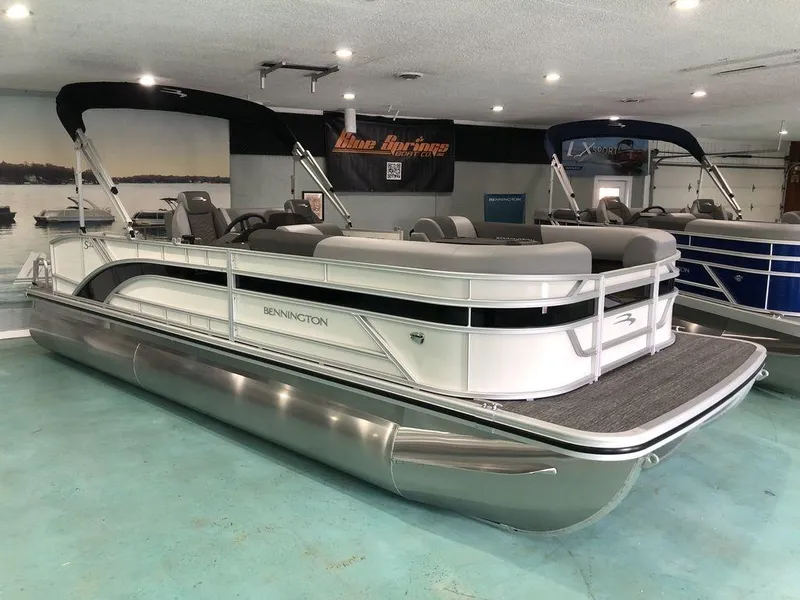 The Image of 2025 Bennington S Swingback 22 SSB pontoon boat in showroom display. - 1