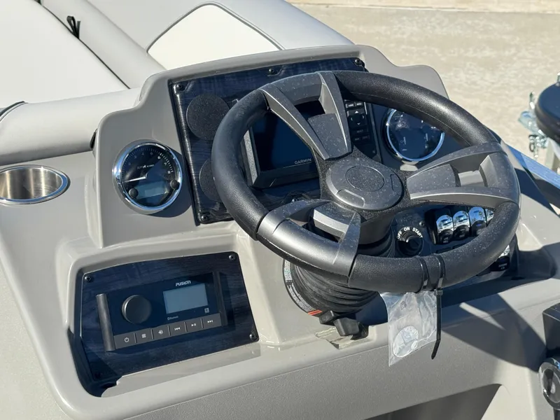 Slide: The Image of Avalon Venture Rear Fish - 21' 2025 - 11