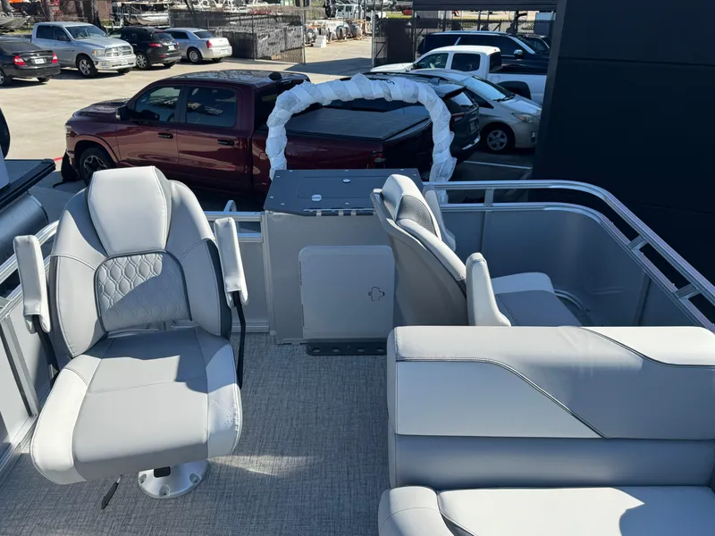 Slide: The Image of Avalon Venture Rear Fish - 21' 2025 - 15