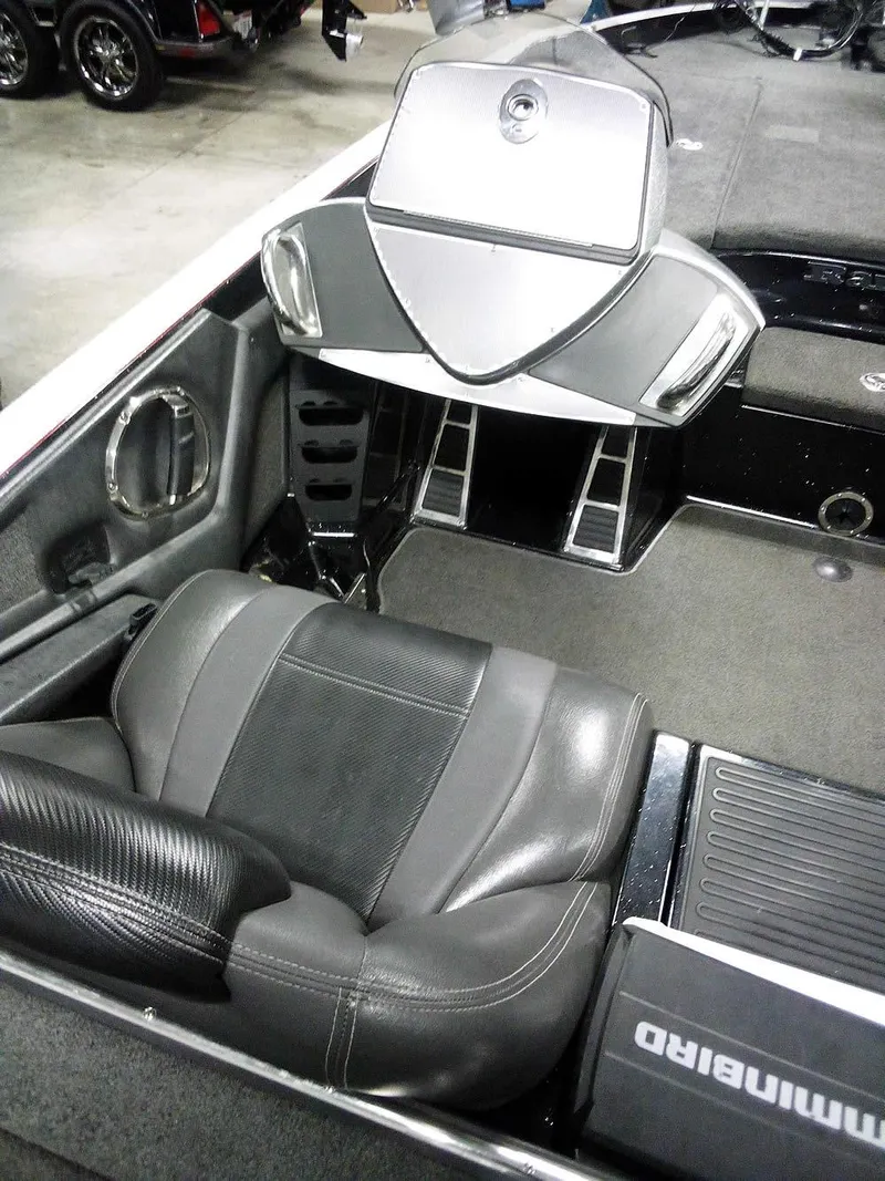 Slide: The Image of 2013 Ranger Z520C Comanche boat interior with leather seating and modern dashboard. - 31