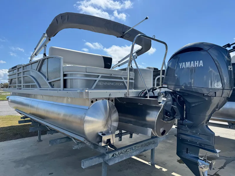 Slide: The Image of 2025 Bennington 22 SSB pontoon boat with Yamaha outboard motor on display. - 5