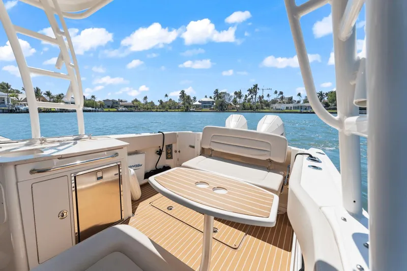 Slide: The Image of Boston Whaler 270 Vantage 2018 - 35